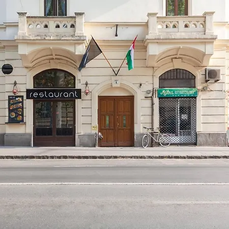 Your Sunny Buda Castle Tunnel Studio *